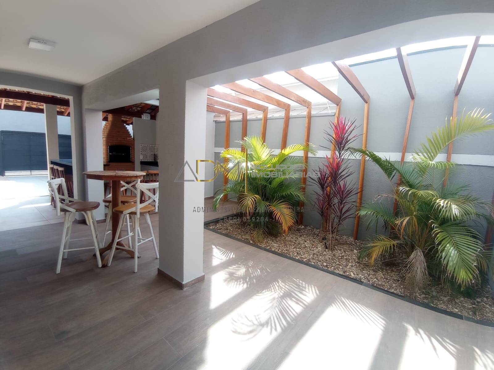 Sobrado disponível pra venda, com piscina no Jardim Paraíso em Botucatu-SP