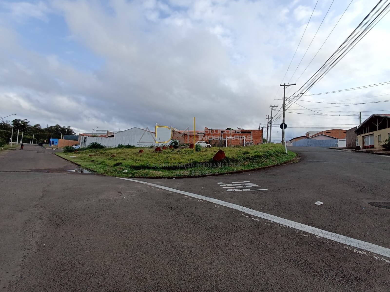 Terreno de esquina com 342.33 m² no Real Park em Botucatu-SP
