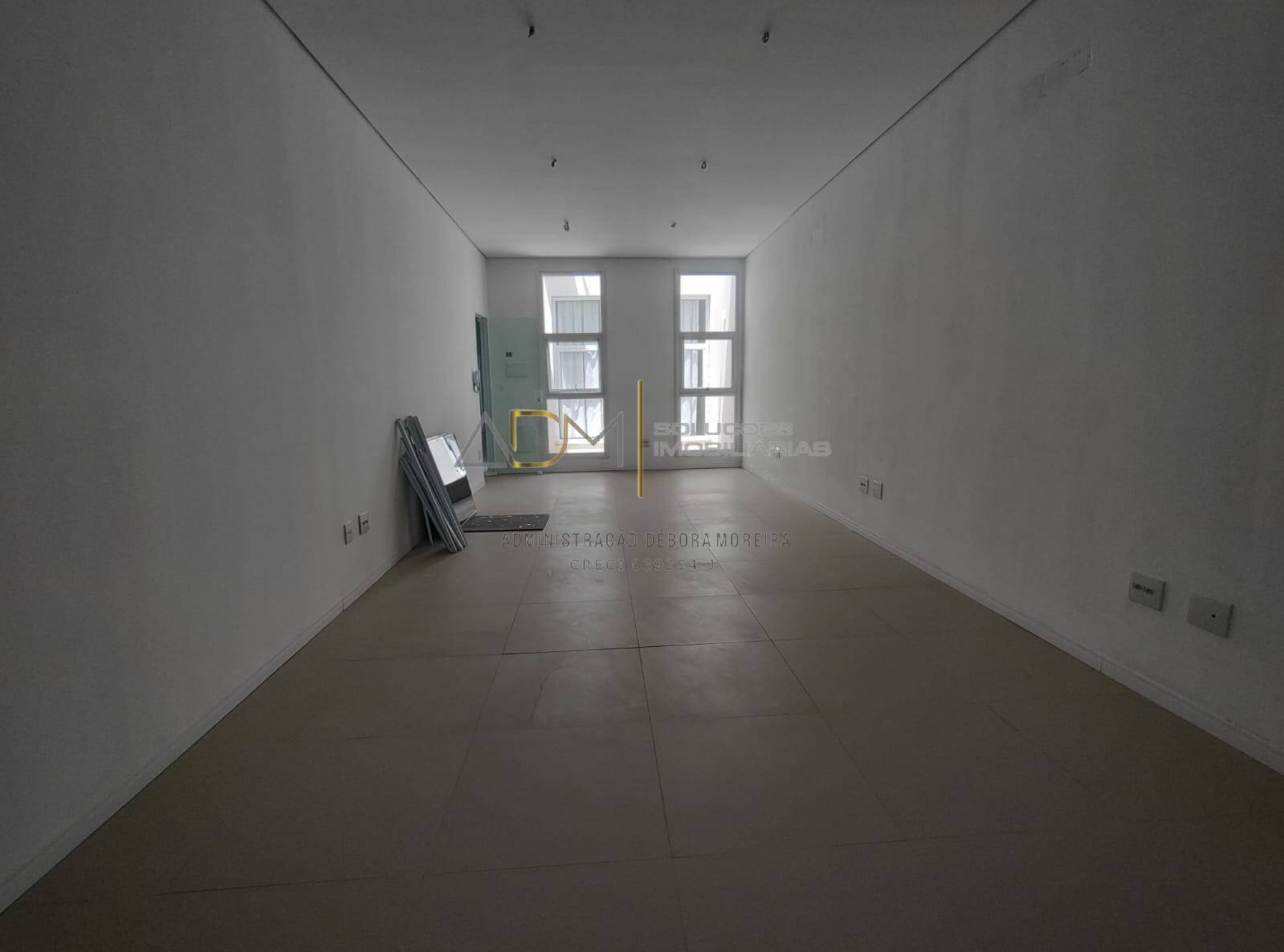 Sala comercial com 37 m² disponível pra locação na AV. Gastão Dal Farra