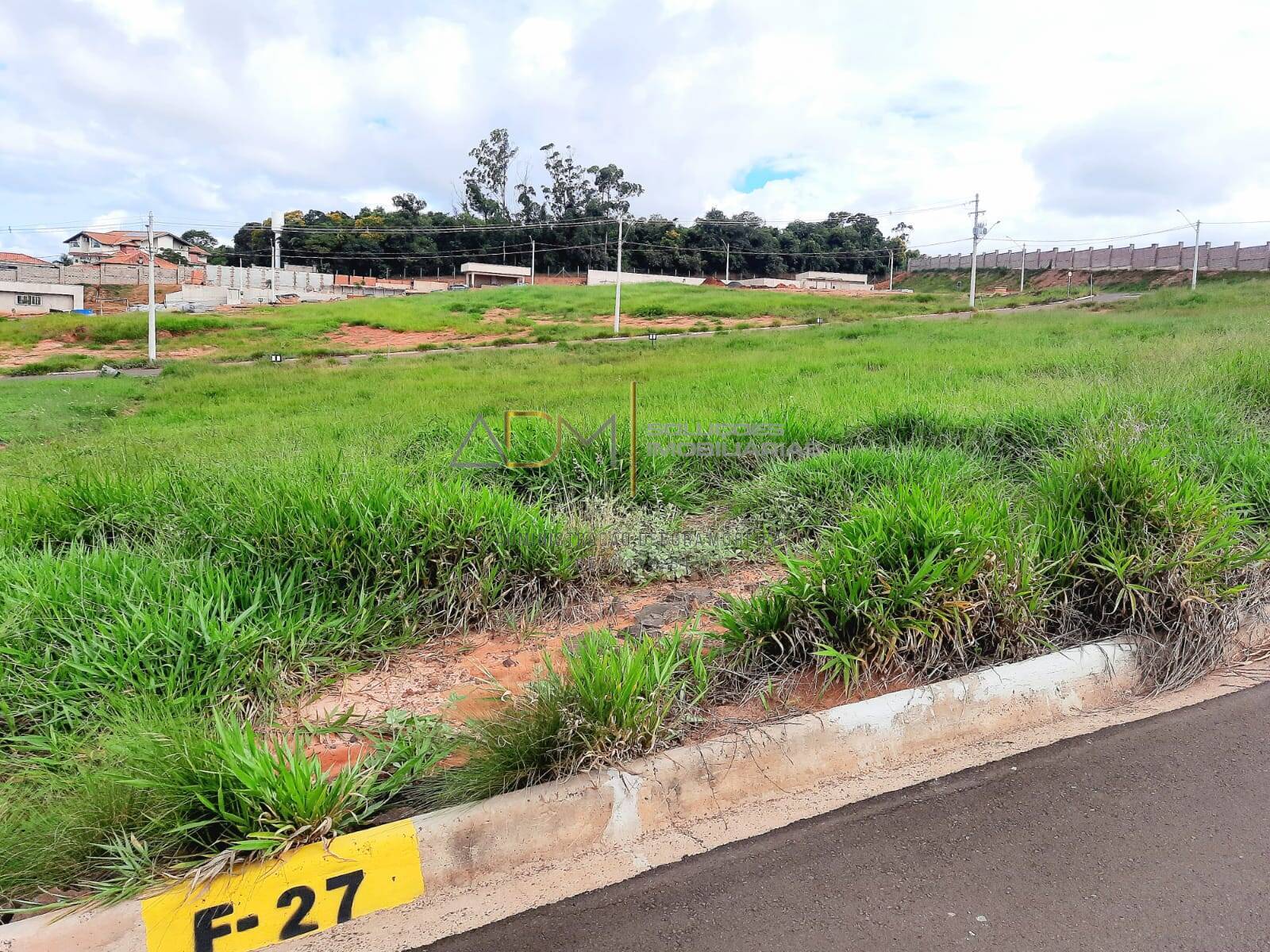 Terreno a Venda no Condomínio Fechado Royal Garden em Botucatu-SP