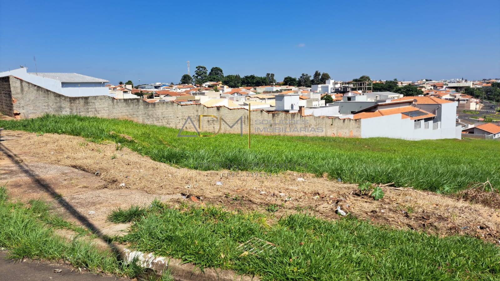 Terreno de esquina á venda no Jardim Chácara dos Pinheiros