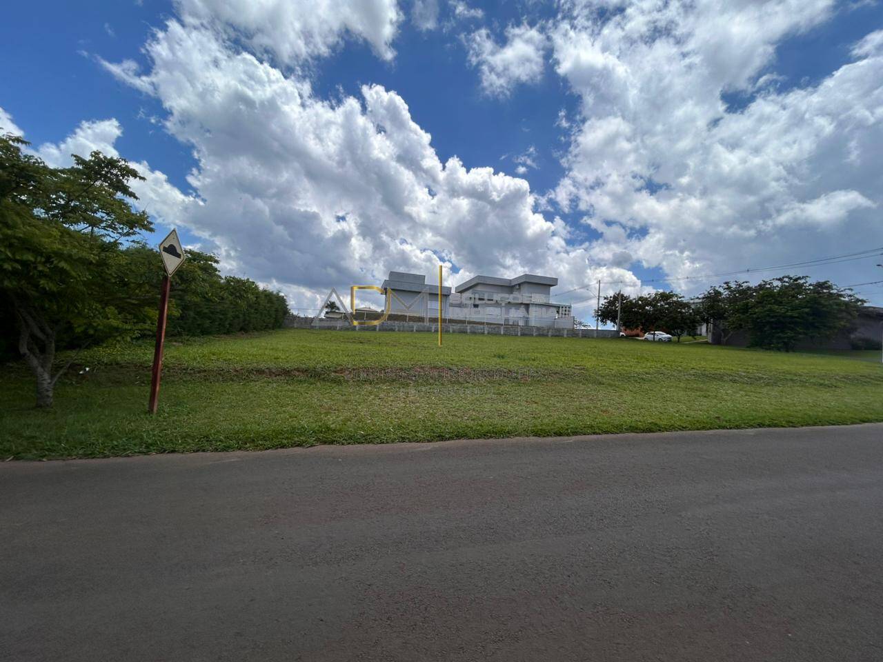 Terreno com 1.100 m² á venda no Resd. Parque Laguna em Botucatu-SP