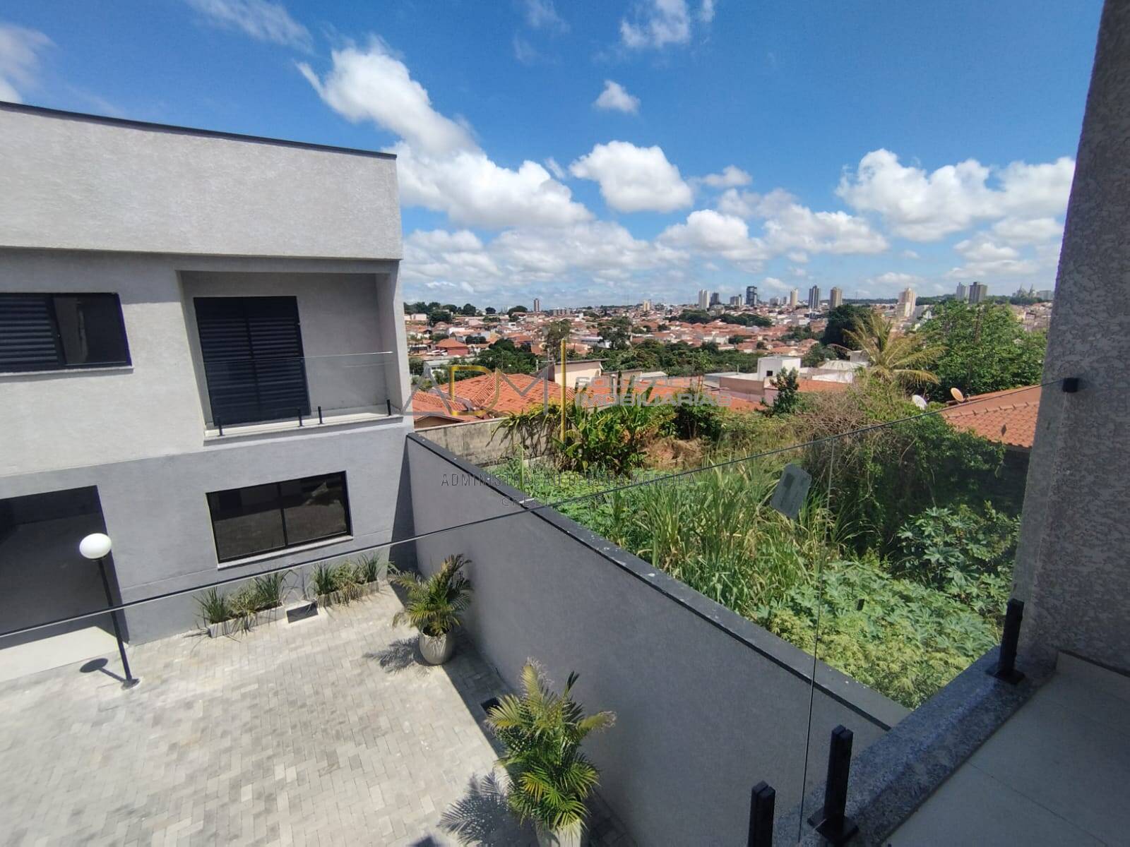 Sobrado com 2 suítes em um condomínio fechado no Jardim Ypyranga